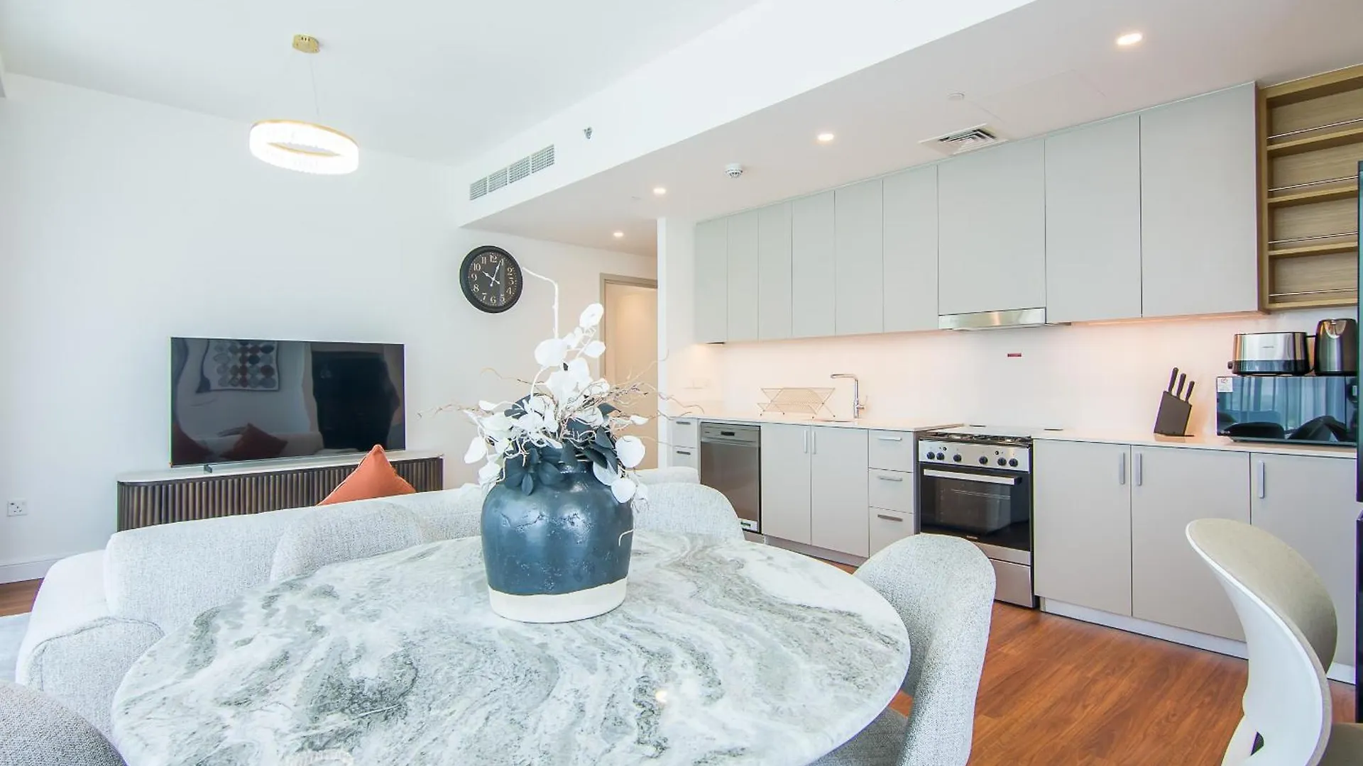 Brand New Stylish 2 Bedroom With Balcony 迪拜 公寓